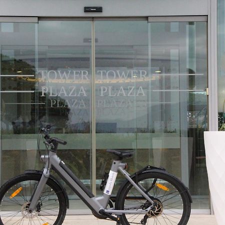 מלון Pisa Tower Plaza מראה חיצוני תמונה A bicycle at the entrance of a shopping mall