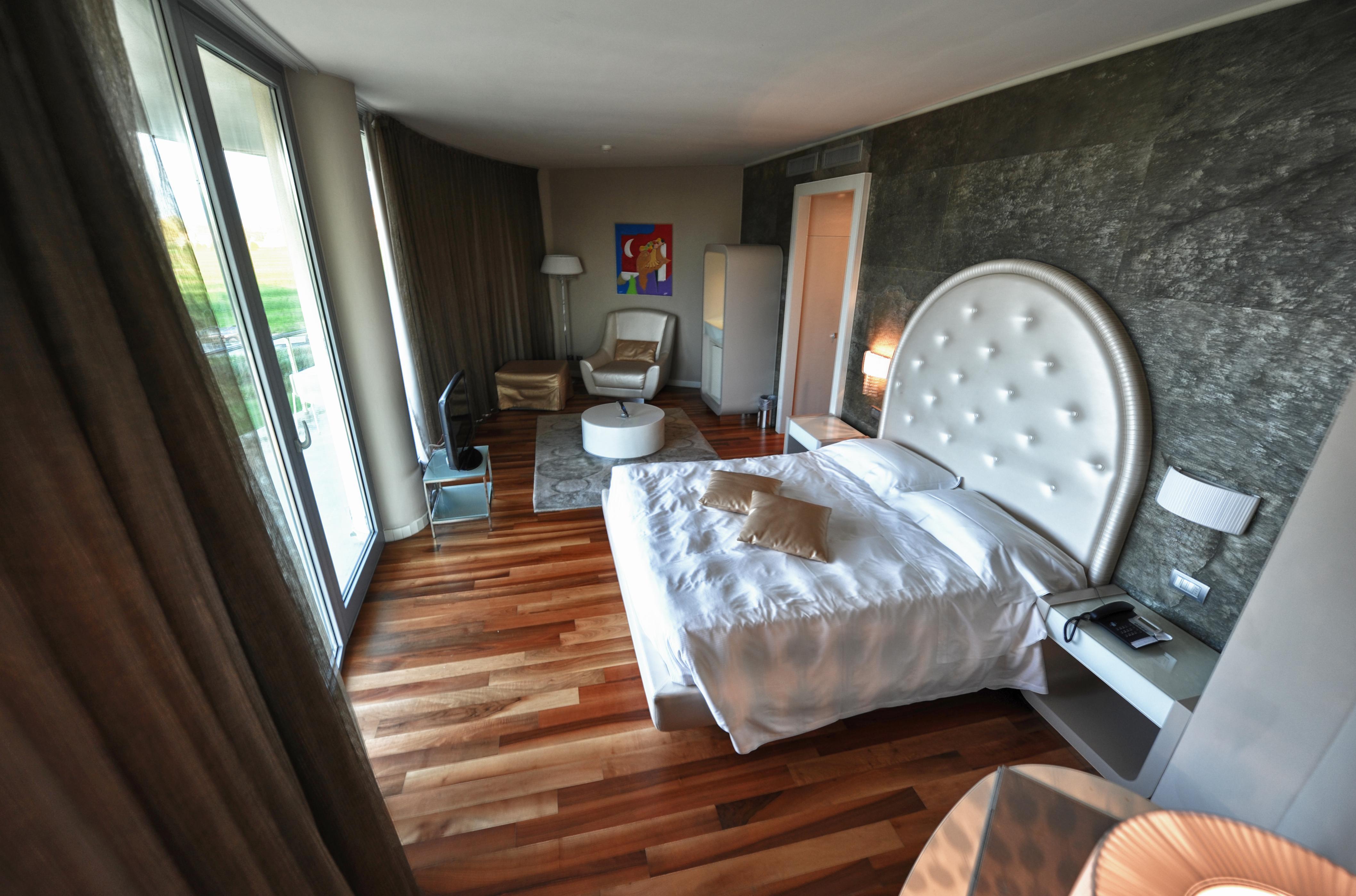 מלון Pisa Tower Plaza מראה חיצוני תמונה A room at the hotel