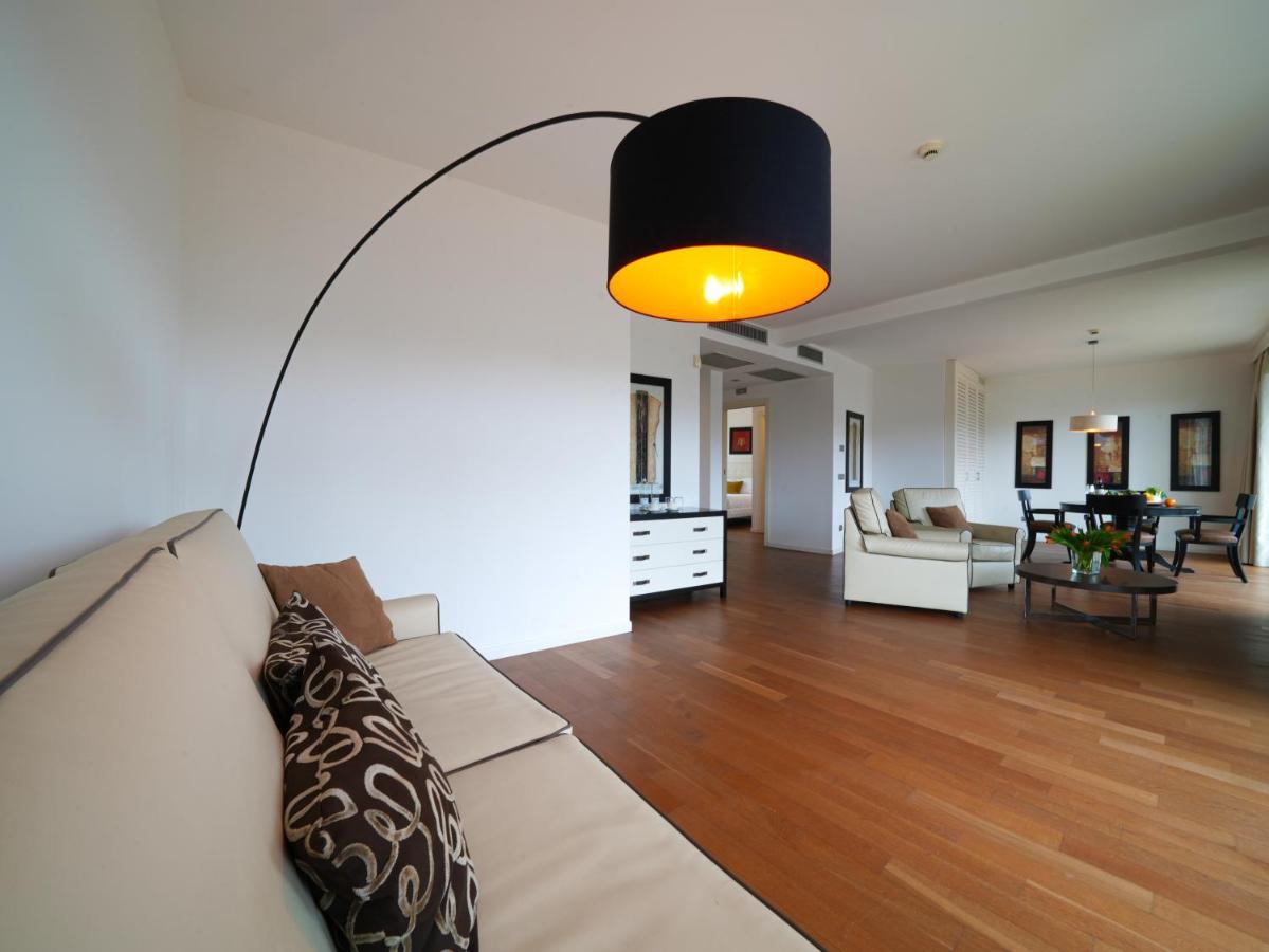 מלון Pisa Tower Plaza מראה חיצוני תמונה A floor lamp