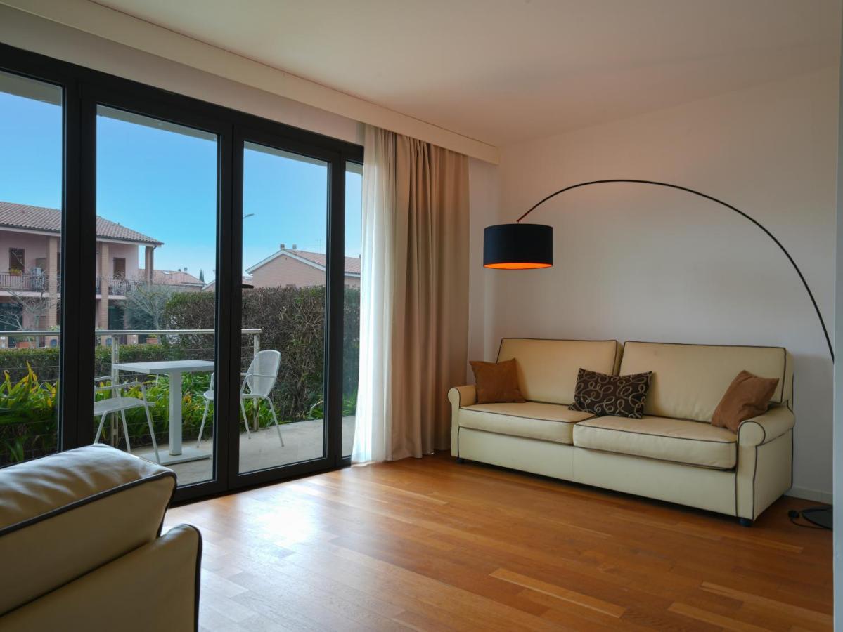 מלון Pisa Tower Plaza מראה חיצוני תמונה A living room with a floor lamp