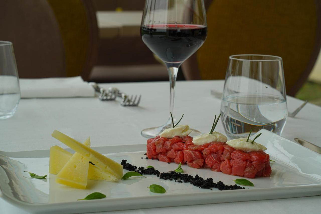 מלון Pisa Tower Plaza מראה חיצוני תמונה A glass of red wine with a plate of tartar