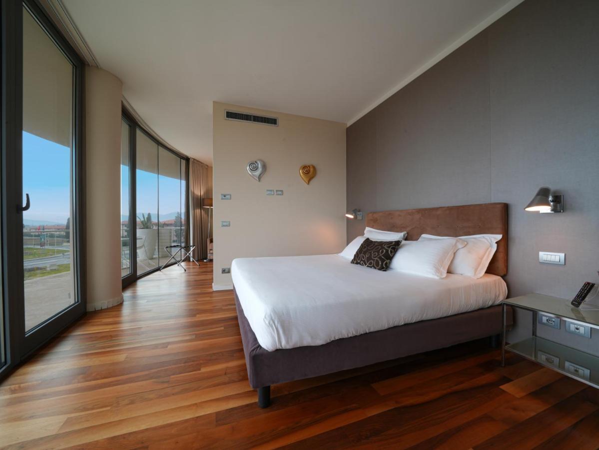 מלון Pisa Tower Plaza מראה חיצוני תמונה A bedroom at the hotel